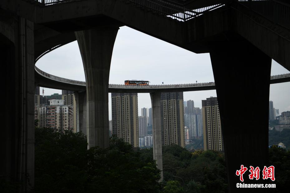 ジェットコースター気分味わえる？ビルと同じ高さの高架橋　重慶市