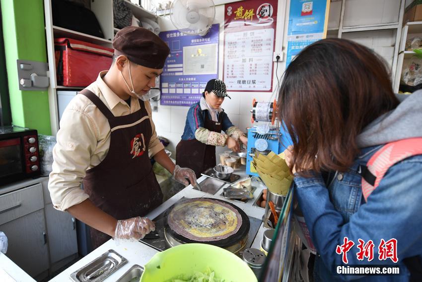 會社を退職し一念発起　母校で煎餅店を営む中國人男性　吉林省