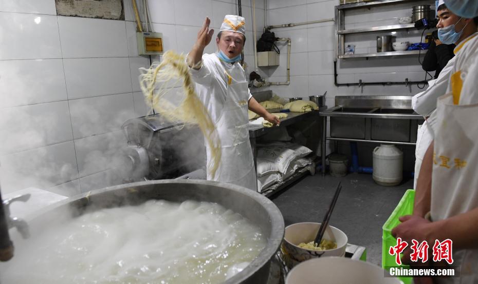 見事な早業(yè)！　最短6秒でラーメン1杯分の麺を作る80後の男性　甘粛省