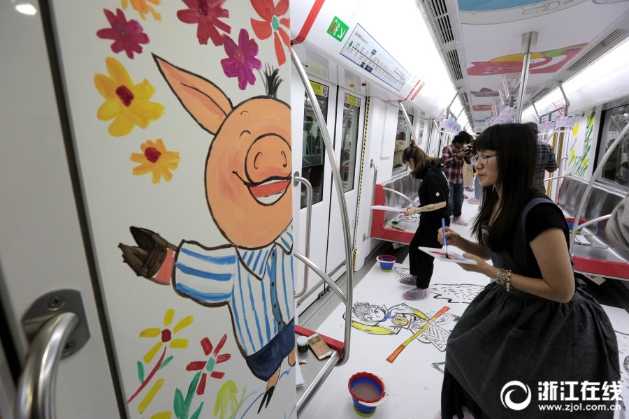 まるで絵本の世界、イラストレーターが地下鉄車両に手描きのイラスト