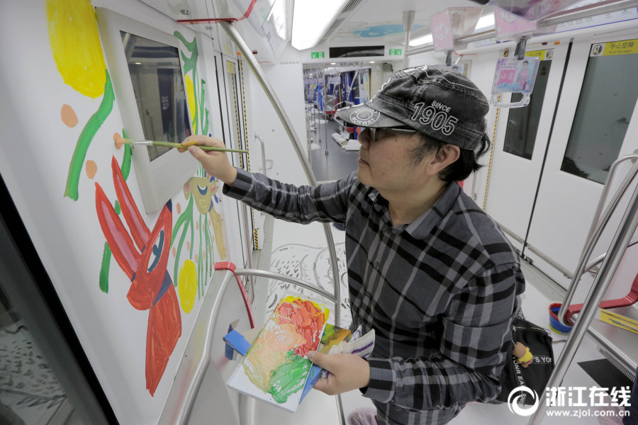 まるで絵本の世界、イラストレーターが地下鉄車両に手描きのイラスト