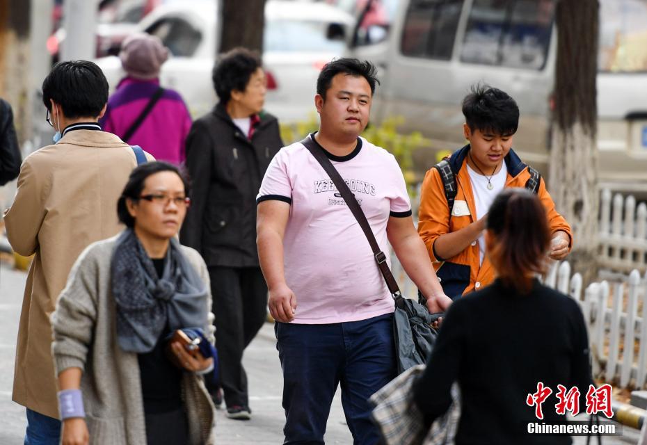 ウルムチ市で気溫上昇、薄著と厚著で街行く市民たち　新疆