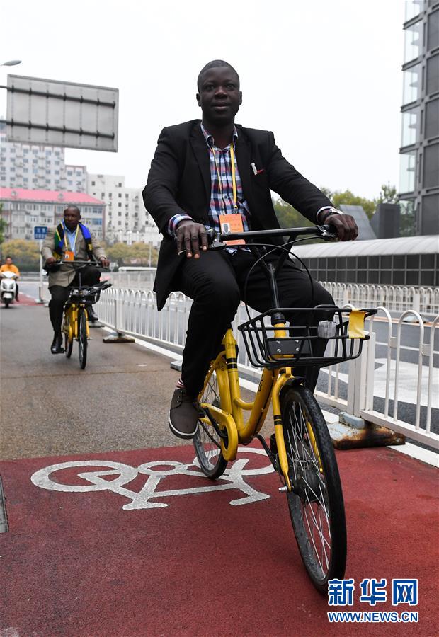 外國(guó)人記者がシェア自転車に乗って北京市中関村を「體験」