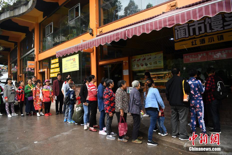 巨大饅頭が破格の1個(gè)1元　饅頭店には長(zhǎng)蛇の列　重慶市