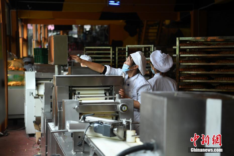 巨大饅頭が破格の1個1元　饅頭店には長蛇の列　重慶市