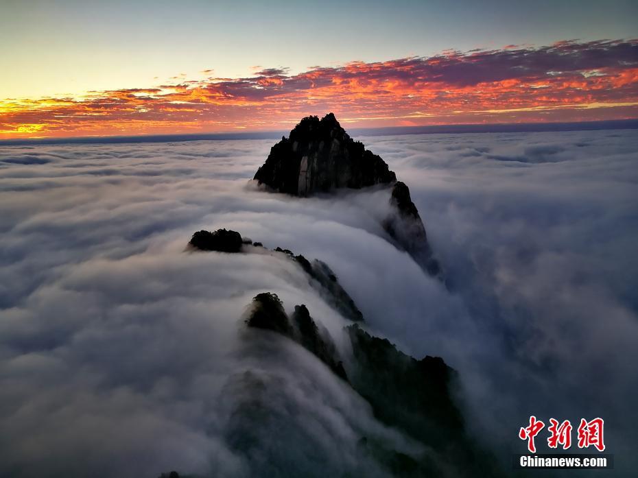 山の上を流れ落ちる瀑布のように黃山を覆う雲(yún)海