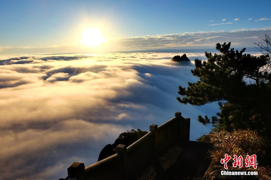 山の上を流れ落ちる瀑布のように黃山を覆う雲(yún)海