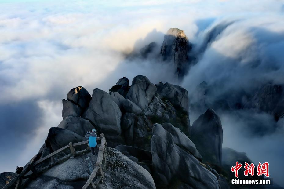 山の上を流れ落ちる瀑布のように黃山を覆う雲(yún)海