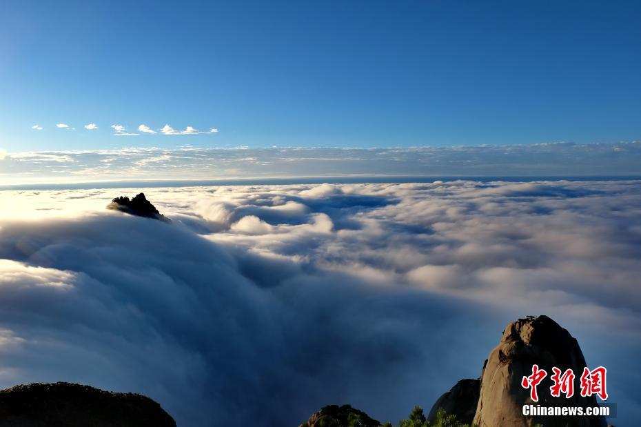 山の上を流れ落ちる瀑布のように黃山を覆う雲(yún)海