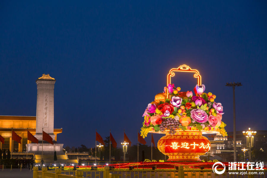 十九大歓迎オブジェで北京市の夜景ゴージャスに