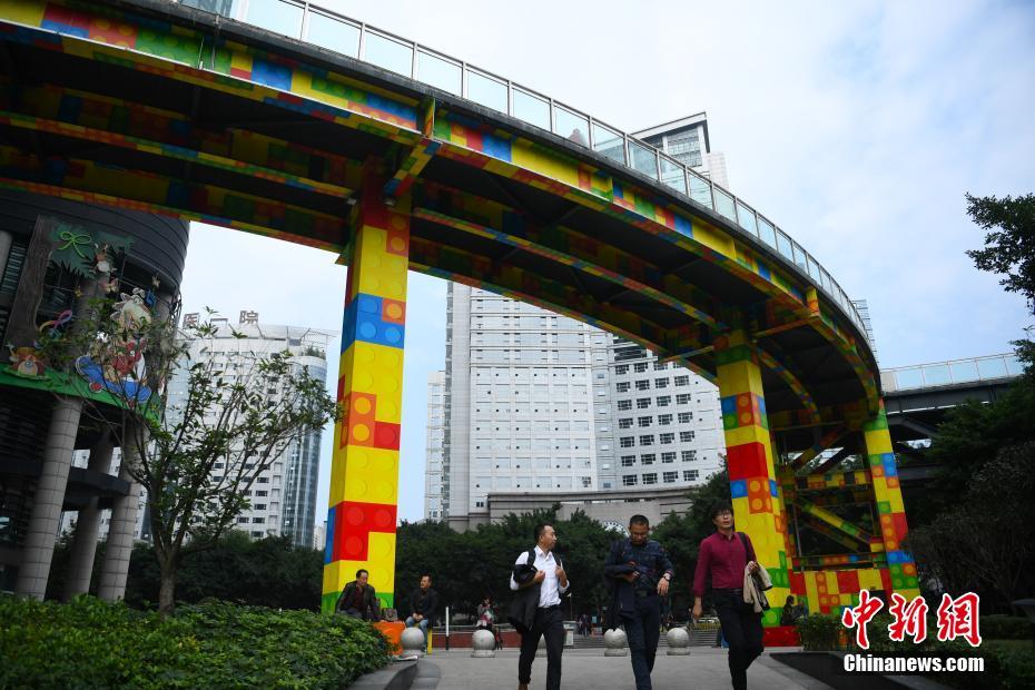 カラフルなブロック歩道橋が話題に　重慶