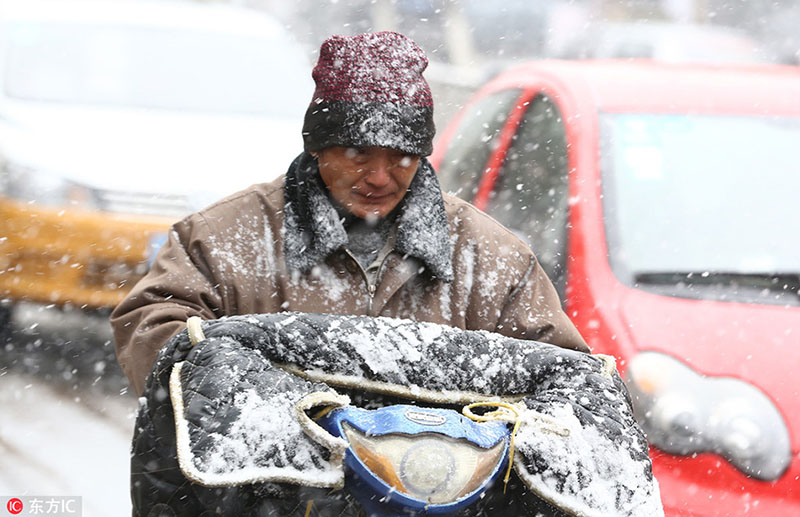 今年初の降雪となった長(zhǎng)春　大雪の中を移動(dòng)する市民たち