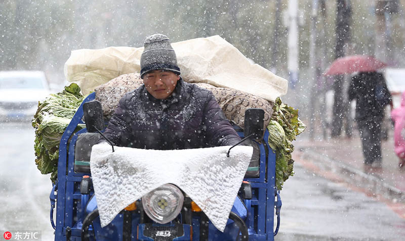 今年初の降雪となった長(zhǎng)春　大雪の中を移動(dòng)する市民たち