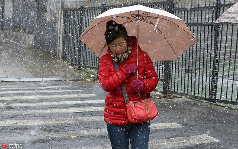 今年初の降雪となった長春　大雪の中を移動する市民たち