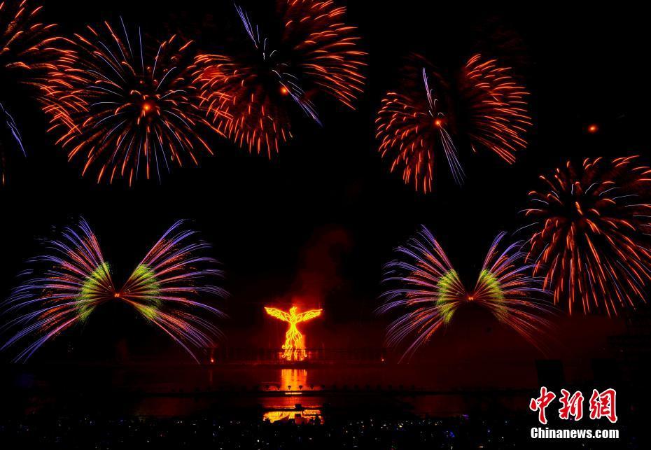 空に咲く無數の花火　湖南省で國際花火文化フェスティバル開幕