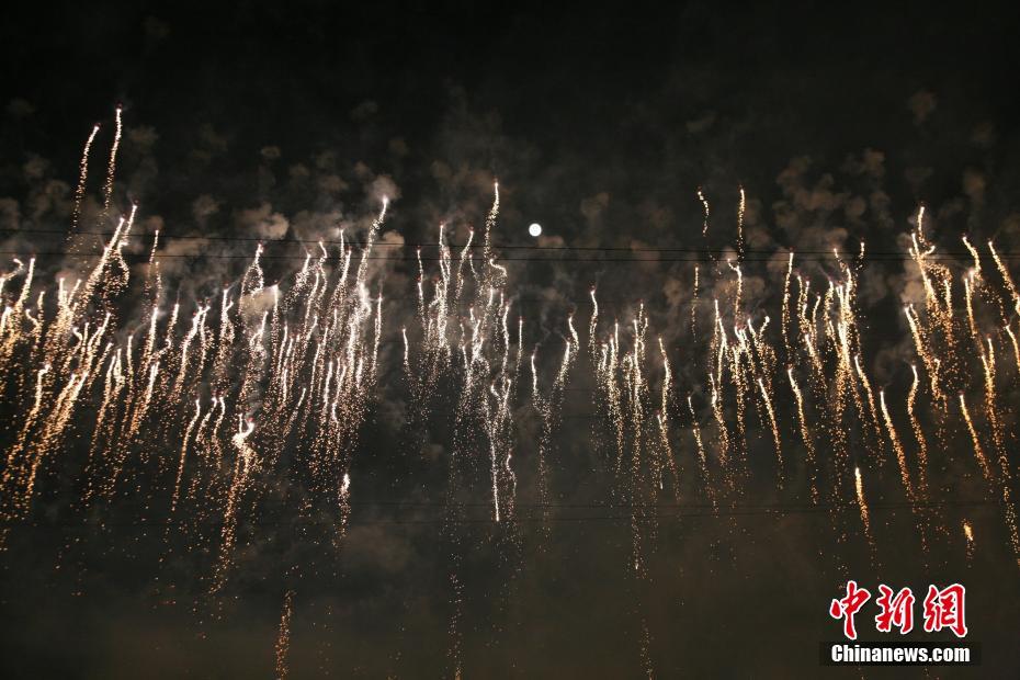 空に咲く無數(shù)の花火　湖南省で國際花火文化フェスティバル開幕