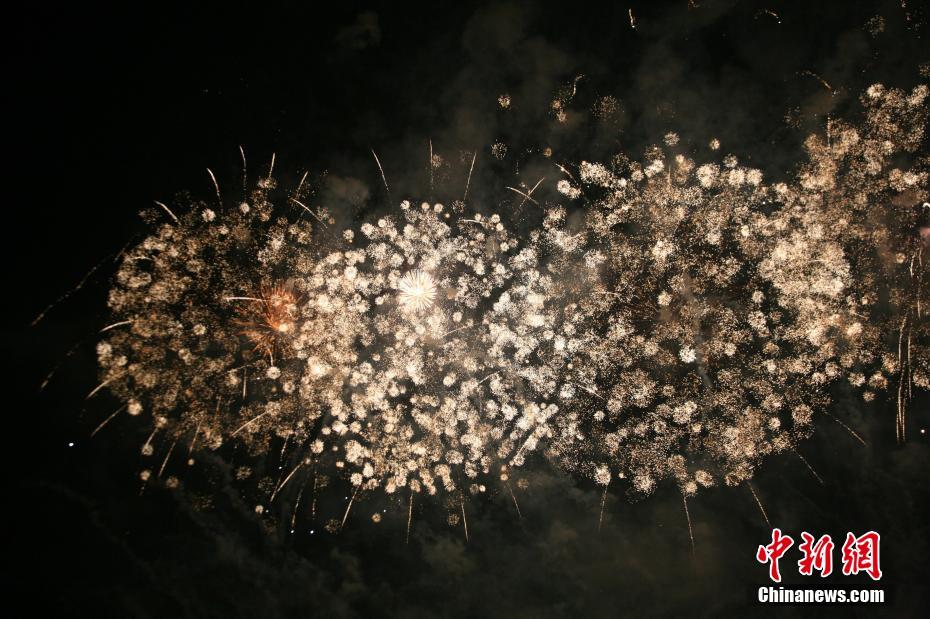 空に咲く無數(shù)の花火　湖南省で國際花火文化フェスティバル開幕