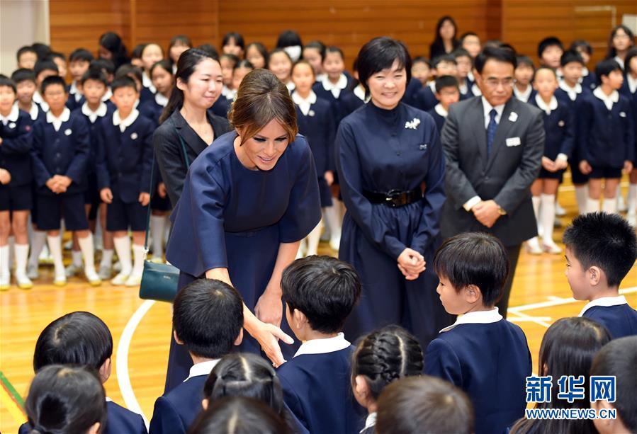 小學(xué)生と握手を交わすメラニア?トランプ大統(tǒng)領(lǐng)夫人 （撮影?馬平）。