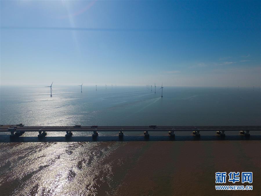 海上に立ち並ぶタービン　上海の東海大橋海上風(fēng)力発電所