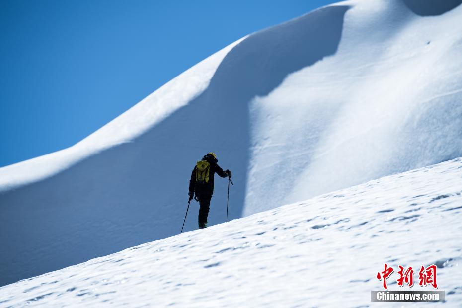 登山愛好家が凍った雪道の歩行訓(xùn)練　山頂アタックに備える　チベット