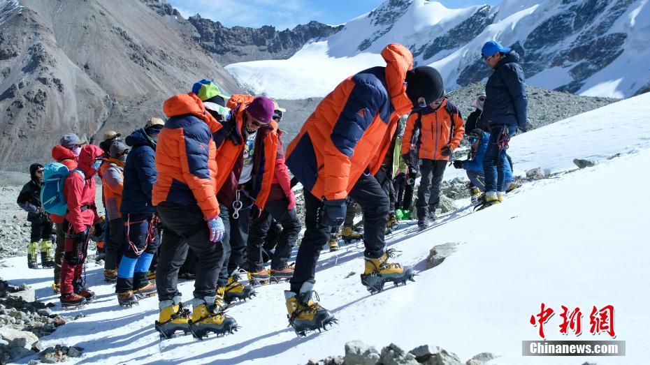 登山愛好家が凍った雪道の歩行訓(xùn)練　山頂アタックに備える　チベット