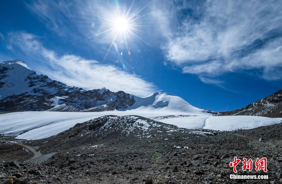 登山愛(ài)好家が凍った雪道の歩行訓(xùn)練　山頂アタックに備える　チベット