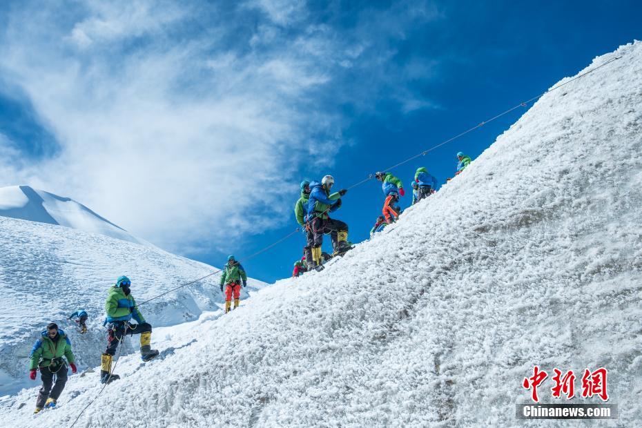 登山愛(ài)好家が凍った雪道の歩行訓(xùn)練　山頂アタックに備える　チベット