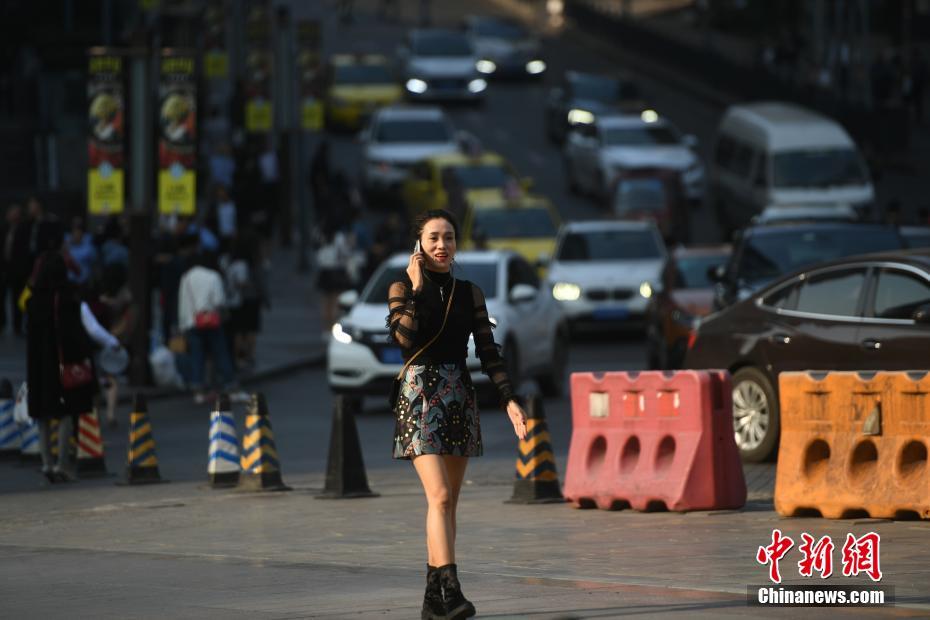 重慶で最高気溫26度の天気　涼しげな裝いで街行く市民