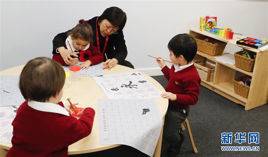 半日は中國語による授業(yè)　英國の小學(xué)校で中國語のイマージョン教育実施