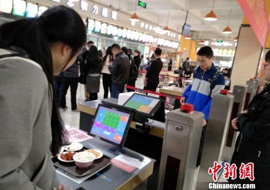 蘭州市の大學(xué)食堂が「スマートオーダー」、「自動決済」を?qū)?></a></td></tr><tr><td class=