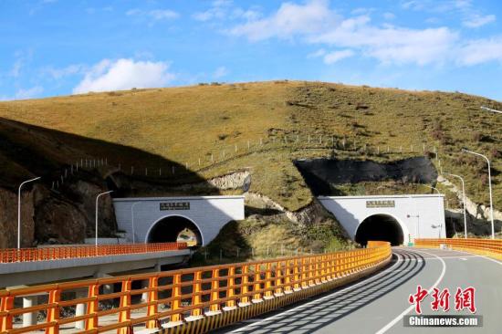 標(biāo)高世界一の高速道路トンネル「雪山一號(hào)」が開通 海抜4400メートル超