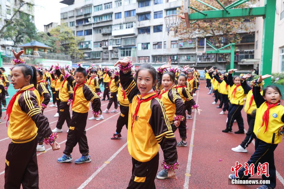 貴陽市興関小學(xué)校で授業(yè)の休憩時間に「戯曲ラジオ體操」をする生徒たち（11月14日、撮影?賀俊怡）。