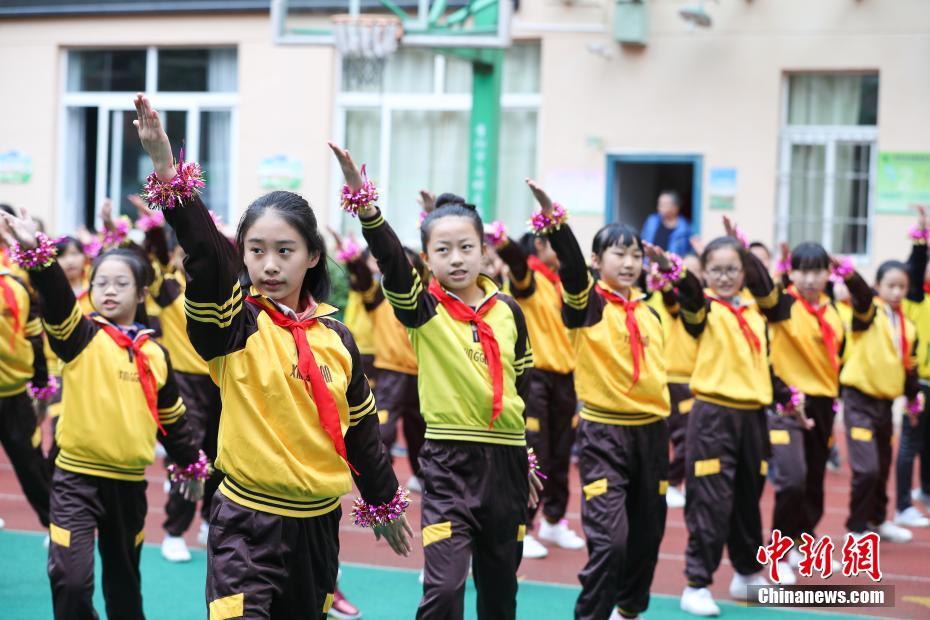 小學(xué)校で京劇の動作を取り入れた「戯曲ラジオ體操」創(chuàng)作　貴州省