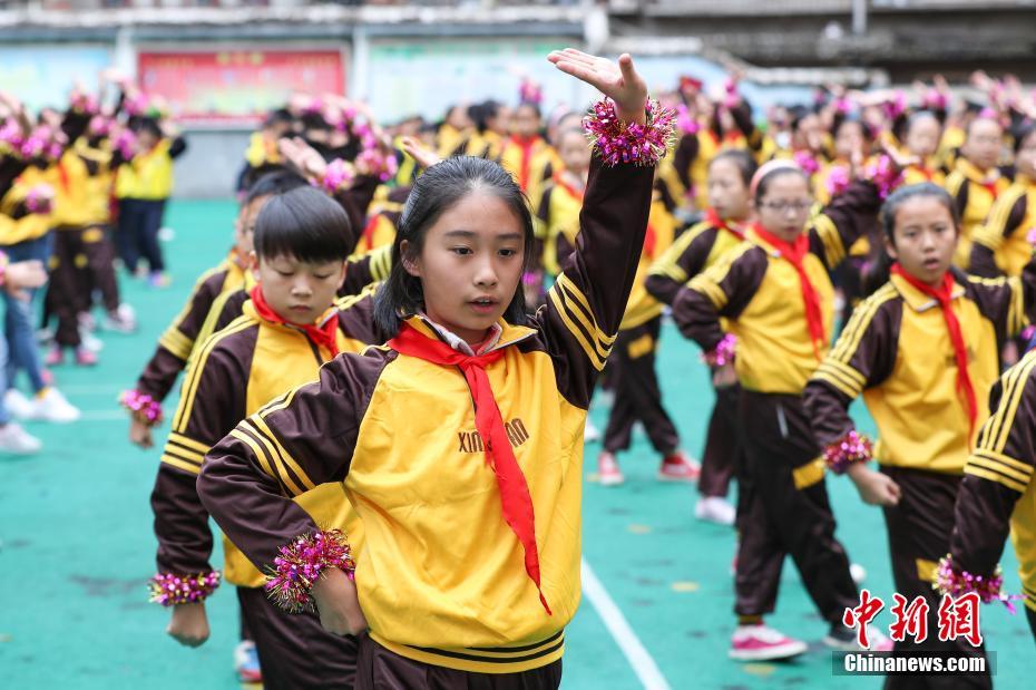 小學(xué)校で京劇の動(dòng)作を取り入れた「戯曲ラジオ體操」創(chuàng)作　貴州省