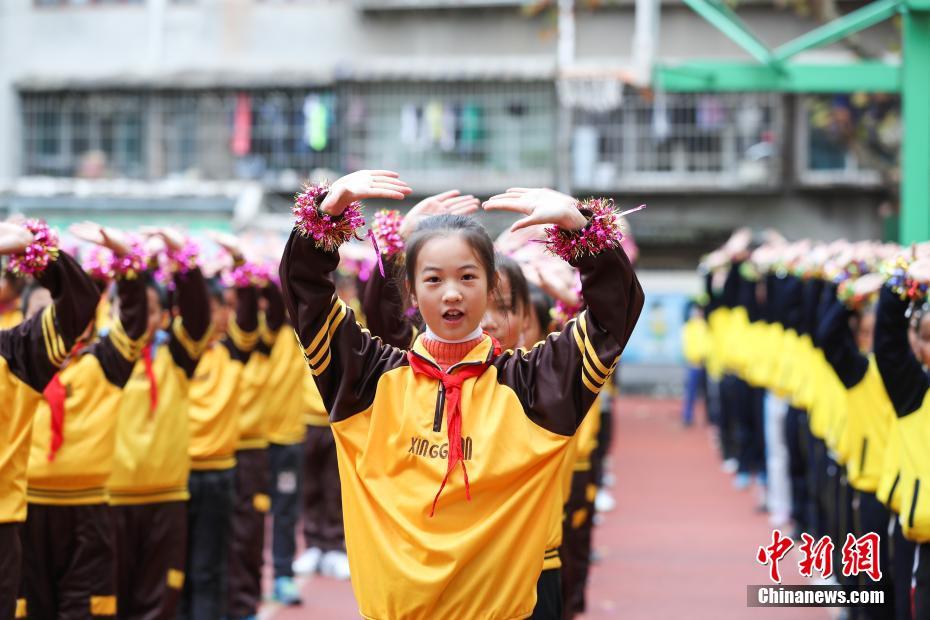 小學校で京劇の動作を取り入れた「戯曲ラジオ體操」創(chuàng)作　貴州省