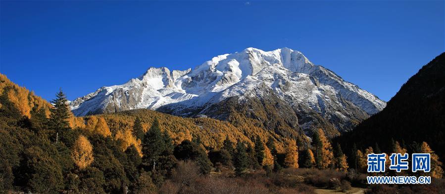 初冬を迎えた雅拉雪山、雄大な景色広がる　　四川省