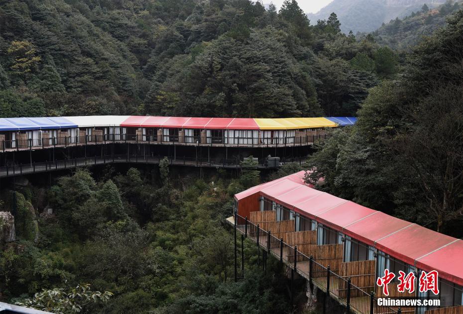 山を取り囲むように建つ七色のホテル　まるで山にかかる虹　重慶