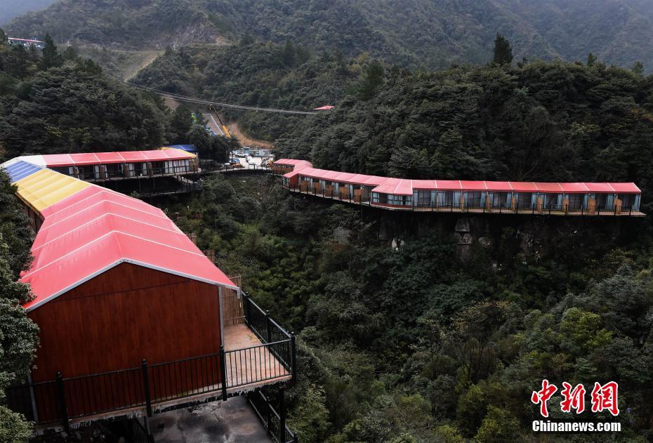 山を取り囲むように建つ七色のホテル　まるで山にかかる虹　重慶