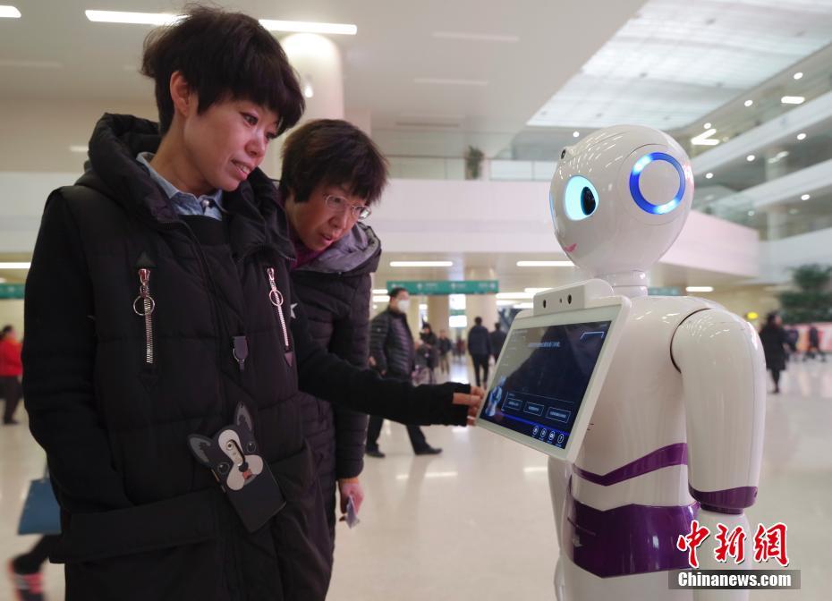 北京市301醫(yī)院に診察案內(nèi)人工知能ロボットが登場(chǎng)