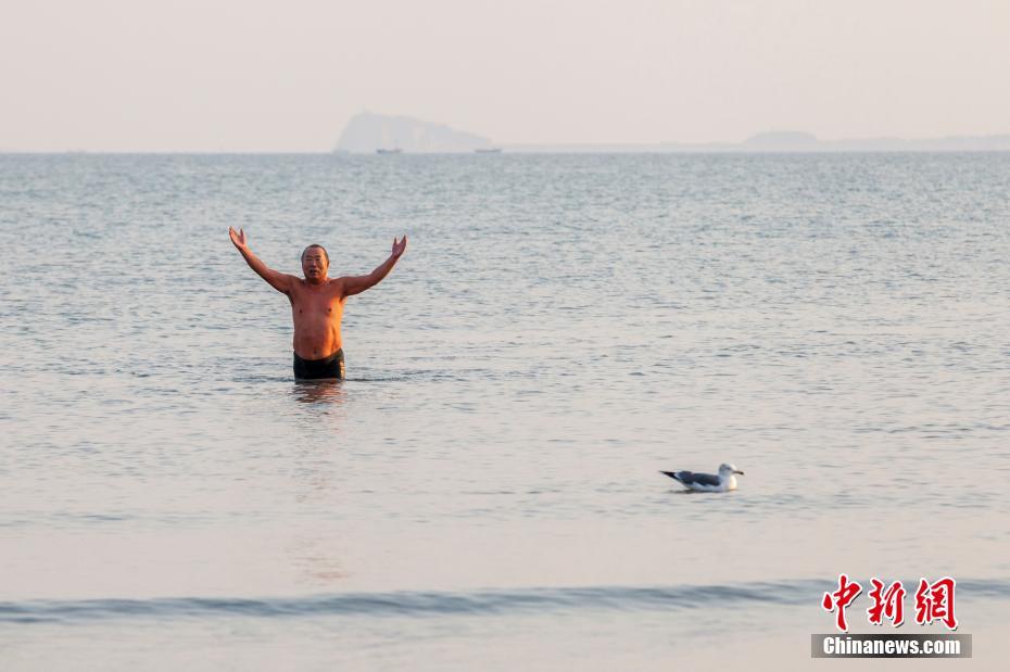 寒中水泳スイマーが寒さに負(fù)けず冬場(chǎng)の海で海水浴 山東省