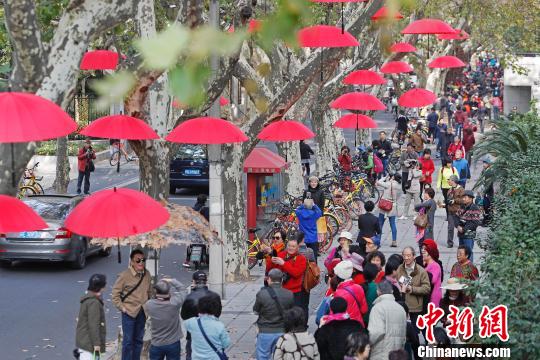 上海市の街中に落ち葉アートスポット登場