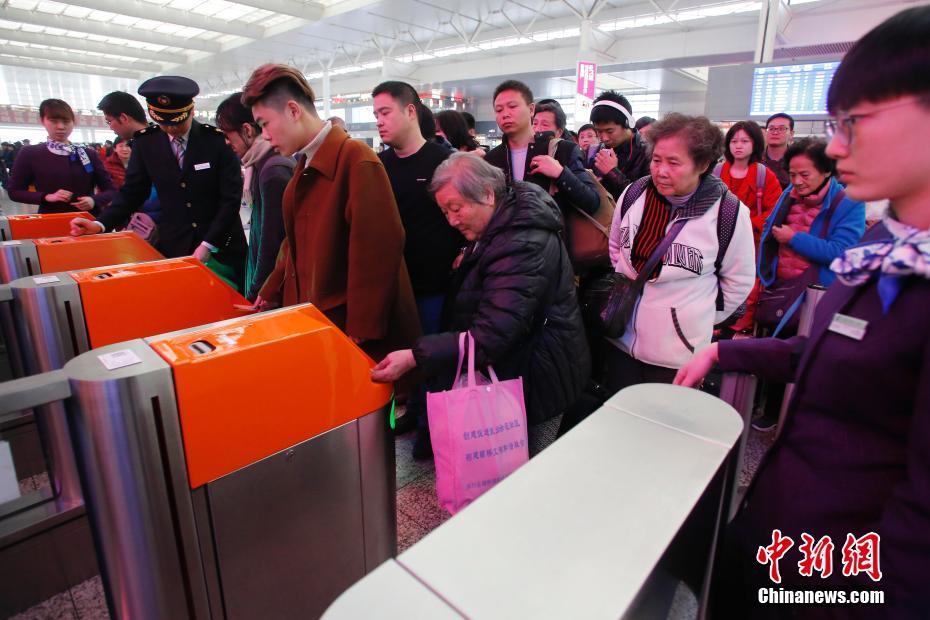 米國人観光客、上海の鉄道駅の今年第1億人目の乗客に