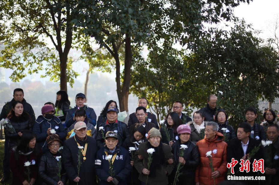 まもなく南京大虐殺犠牲者追悼日 南京市民ら恒久平和を願う 江蘇省