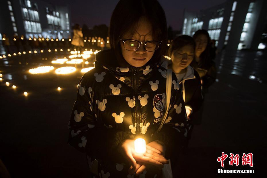 南京の大學(xué)で南京大虐殺犠牲者を追悼するキャンドルナイト