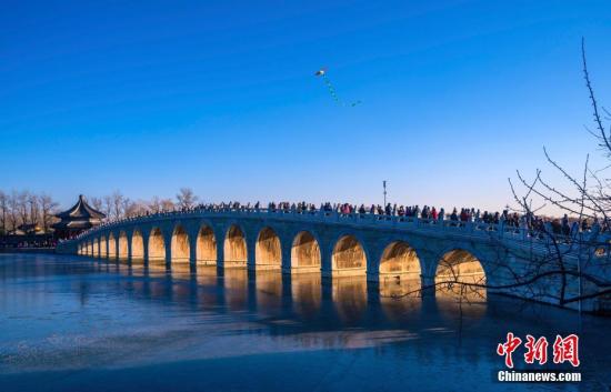 北京?頤和園の十七孔橋を夕日が照らし絶景出現(xiàn)　ゴミ箱まで人気急上昇！