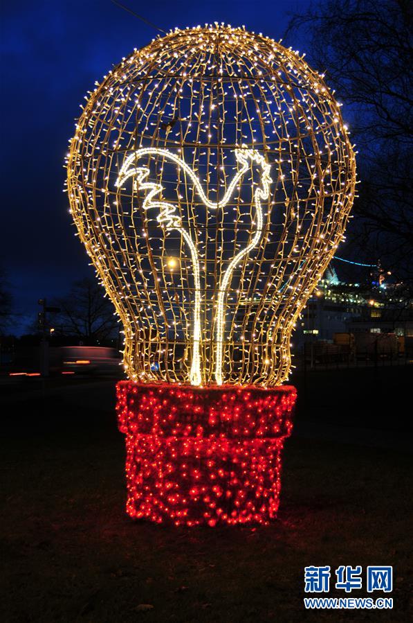 ラトビアの華やかなクリスマス?ツリー?アートフェスティバル　