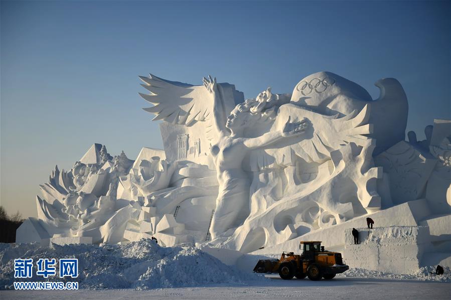 雪の彫刻博覧會(huì)の巨大彫像の主體部分が完成　黒竜江省