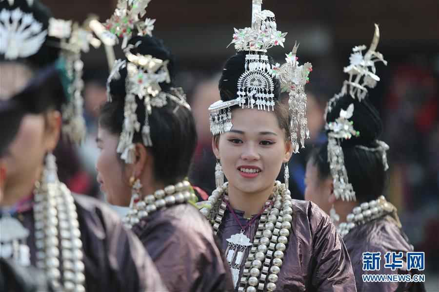 民族衣裝で街中をパレード　トン族の年に1度の祭り　貴州省