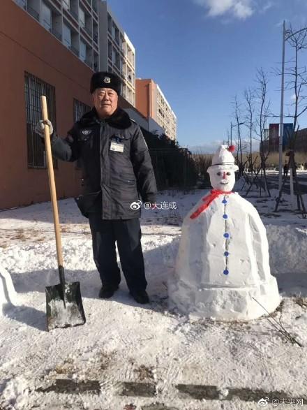 「不細(xì)工」な雪だるまに不満？　大學(xué)の守衛(wèi)さんが學(xué)生に一言