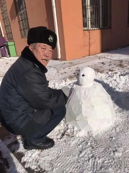 「不細(xì)工」な雪だるまに不満？　大學(xué)の守衛(wèi)さんが學(xué)生に一言